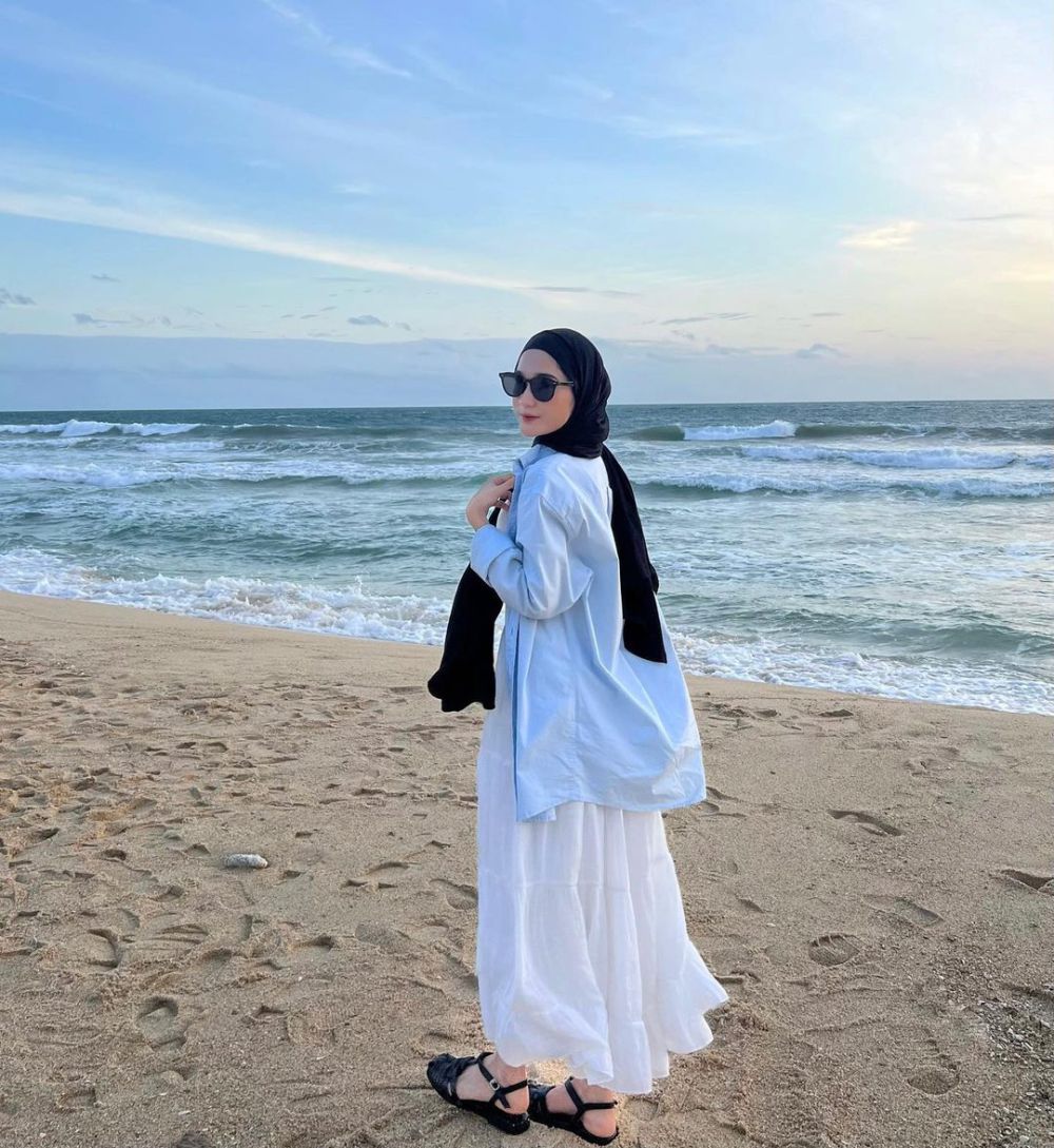 9 Ide Summer Outfit ala Cut Indah Sundari, Cocok Dipakai ke Pantai! 