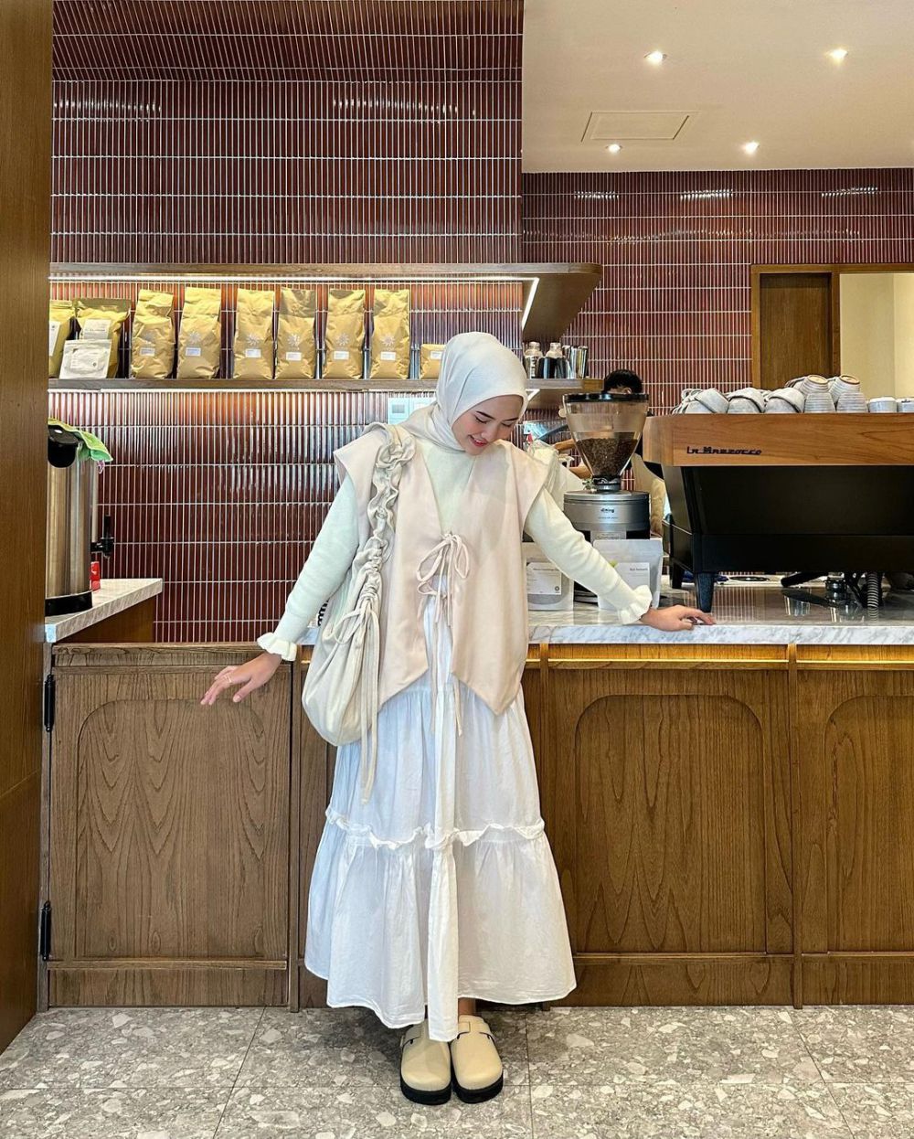 10 Ide OOTD Hijab Nuansa Creamy ala Intan Ghazella, Terkesan Kalem!