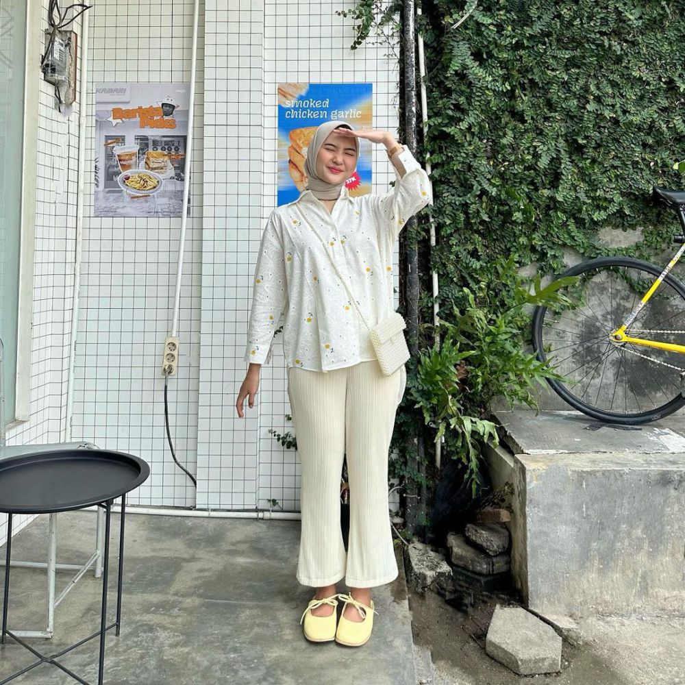 7 Ide Styling Outfit Broken White ala Intan Ghazella, Chic and Warm!