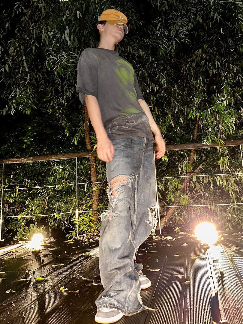7 Inspirasi OOTD Ripped Jeans ala Hoshi SEVENTEEN, Trendi Kekinian!