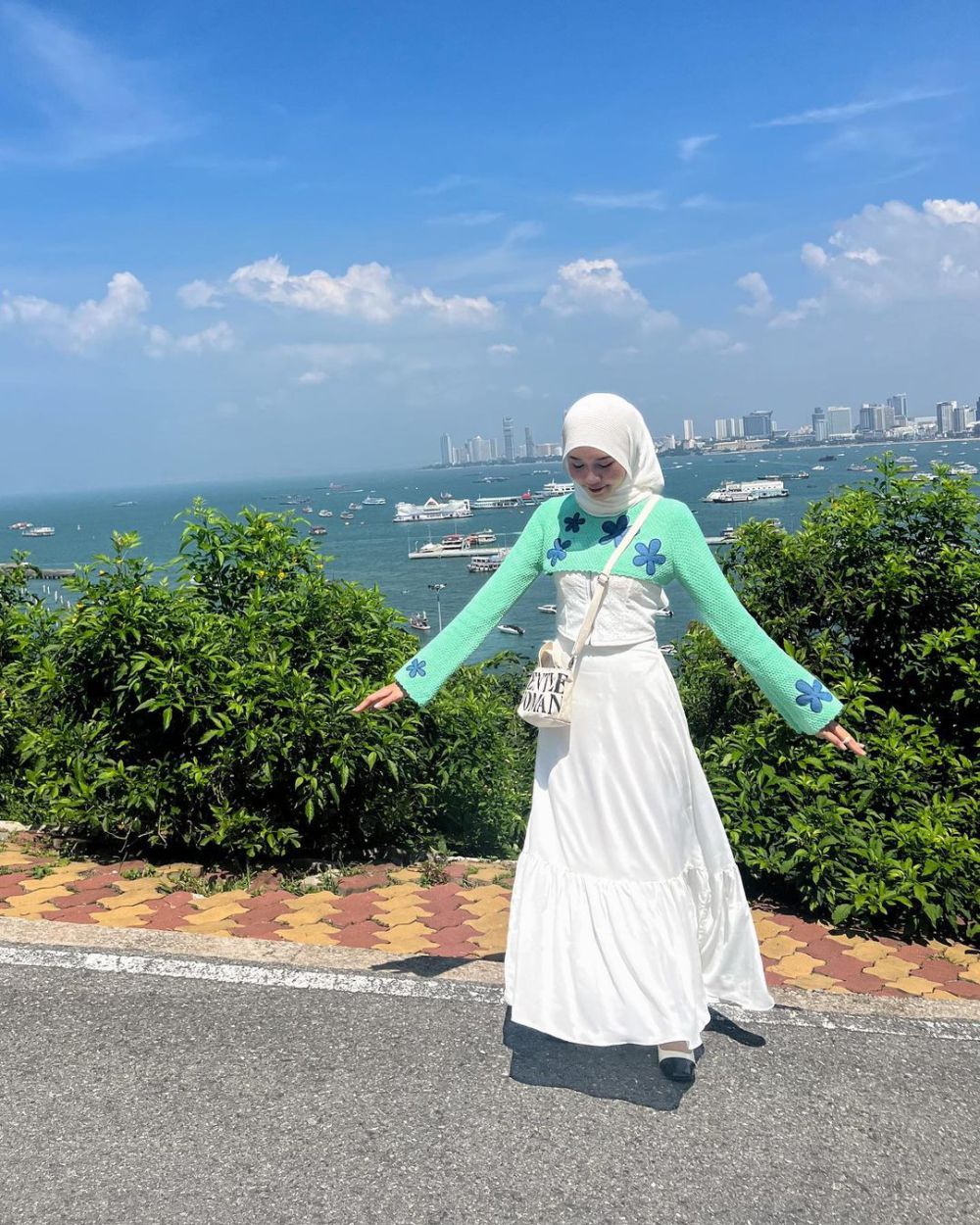 8 OOTD Hijab Liburan ke Luar Negeri ala Queen Hyuarthasea yang Manis!