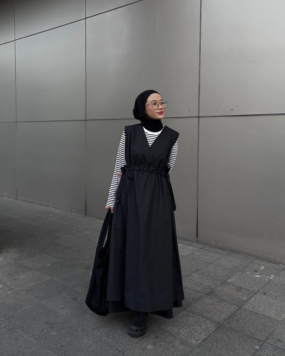 12 Ide Outfit Monokrom untuk Bukber ala Karina Kamil, Kasual Abis!