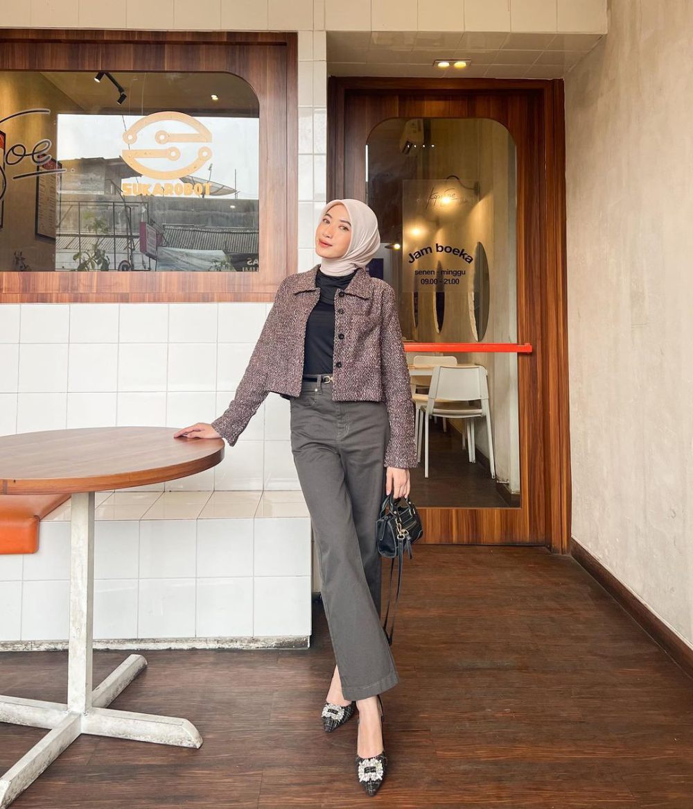 9 Inspirasi Hijab Office Look ala Rafika Rahma, Super Stylish!