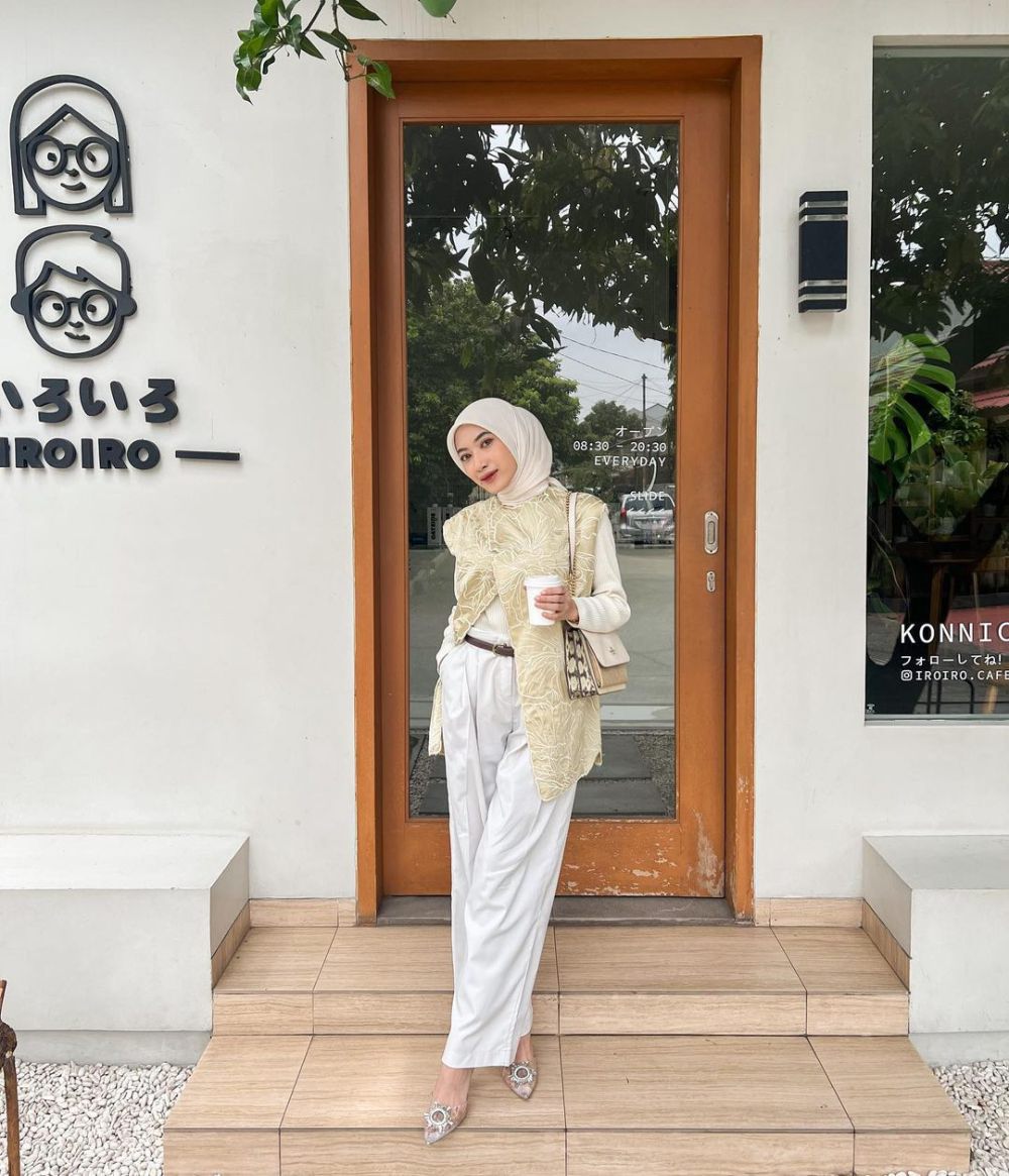 9 Inspirasi Hijab Office Look ala Rafika Rahma, Super Stylish!