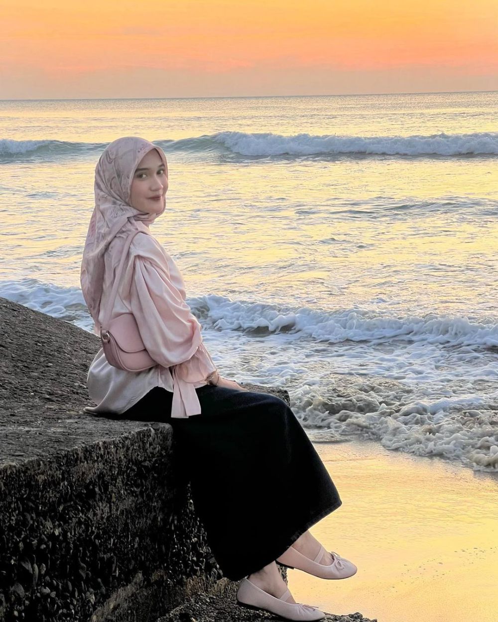 9 Ide Summer Outfit ala Cut Indah Sundari, Cocok Dipakai ke Pantai! 