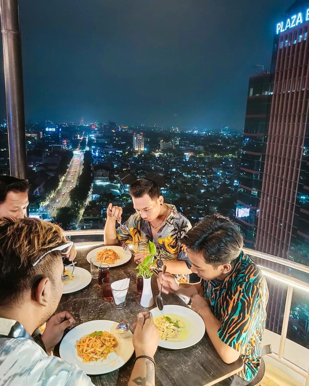 5 Restoran Rooftop di Surabaya Cocok Buat Bukber