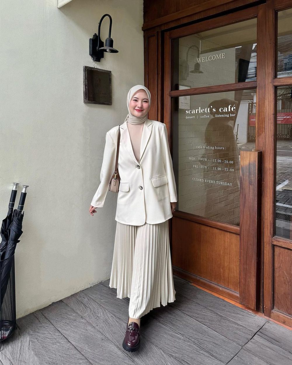 7 Ide Styling Outfit Broken White ala Intan Ghazella, Chic and Warm!