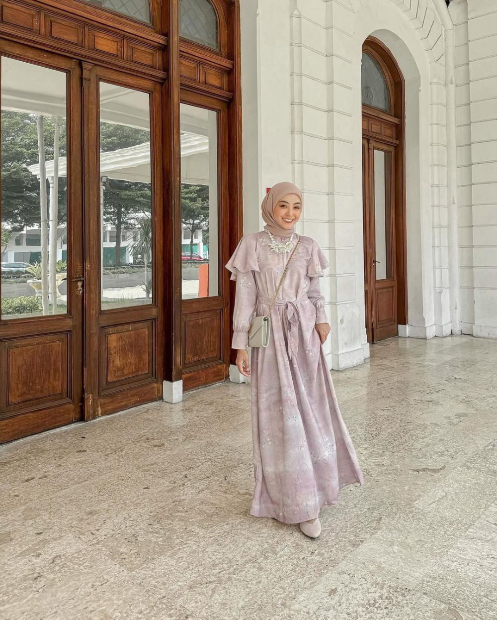 9 Pilihan Dress untuk Bukber ala Meirani Amalia, Simpel nan Anggun
