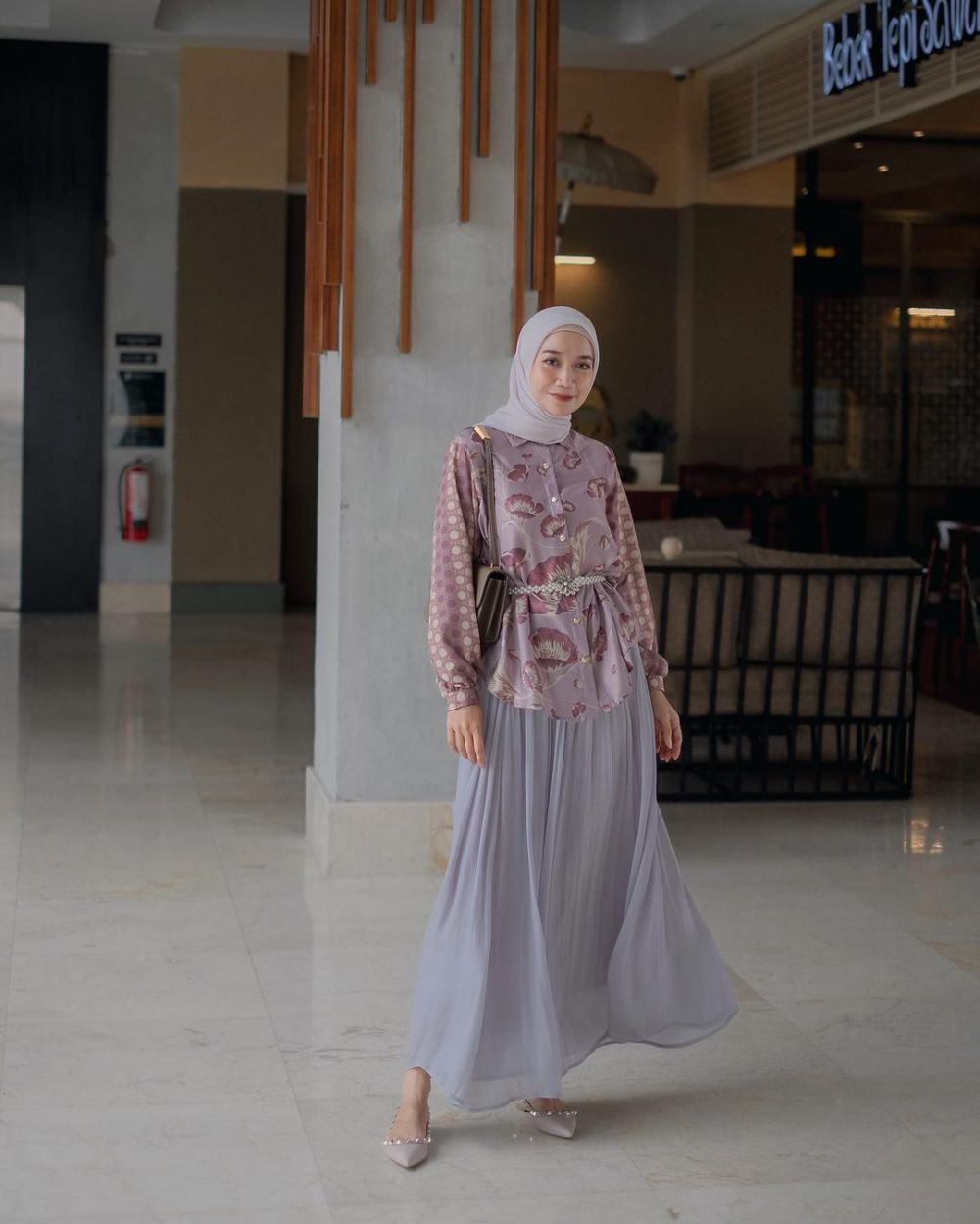 9 Ide Outfit Hijab Atasan Motif ala Uwie Mariska, Formal hingga Girly!