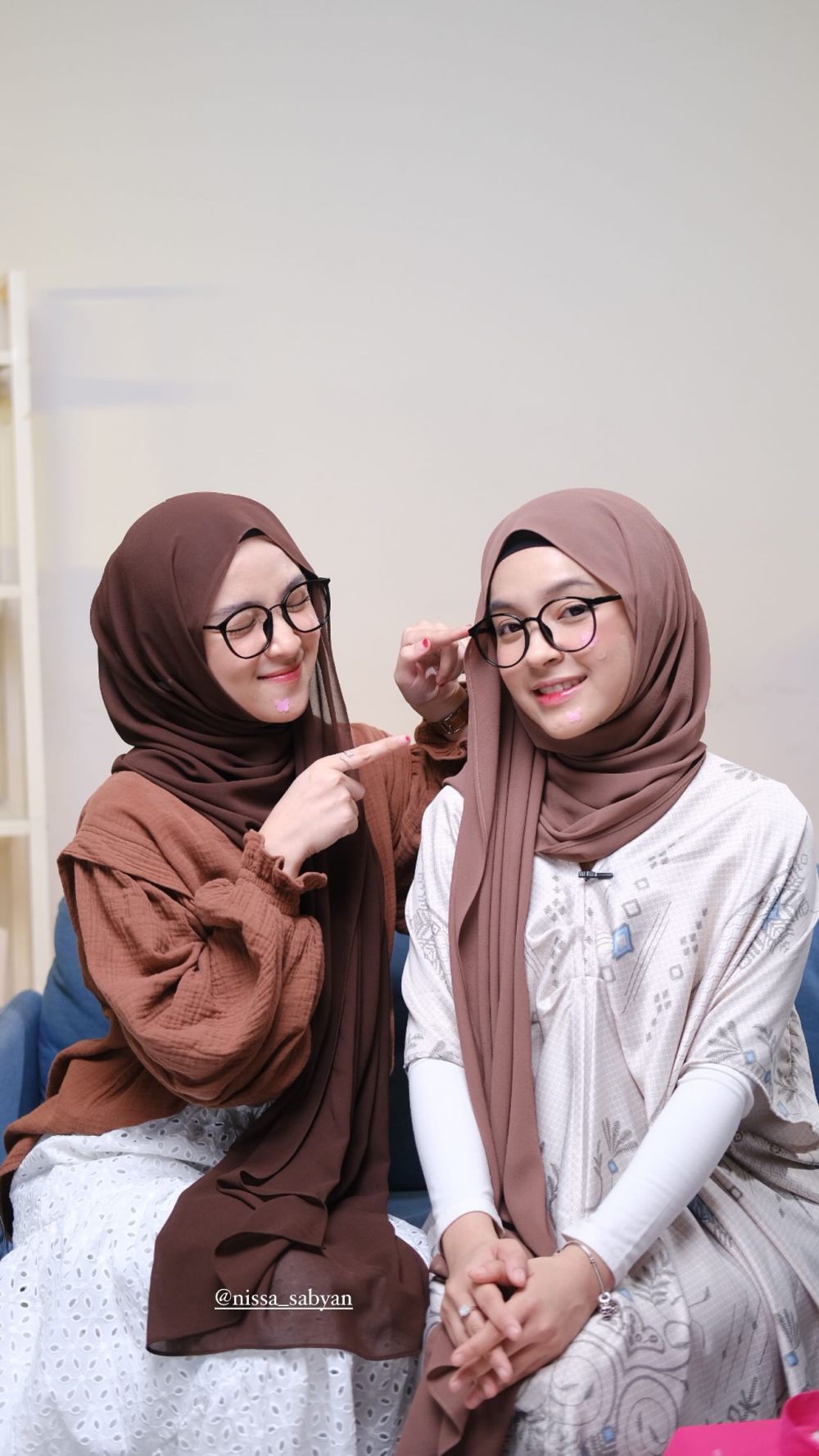 Bak Kembar, 7 Potret Eca Aura Tampil Pakai Hijab Bareng Nissa Sabyan