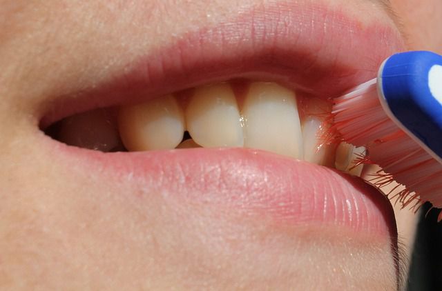 7 Tips Mencegah Bau Mulut Saat Puasa
