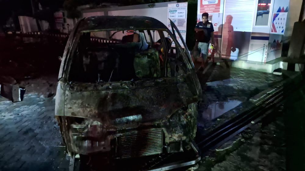 Sebuah Mobil Terbakar saat Isi BBM di SPBU Kediri