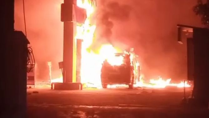 Sebuah Mobil Terbakar saat Isi BBM di SPBU Kediri
