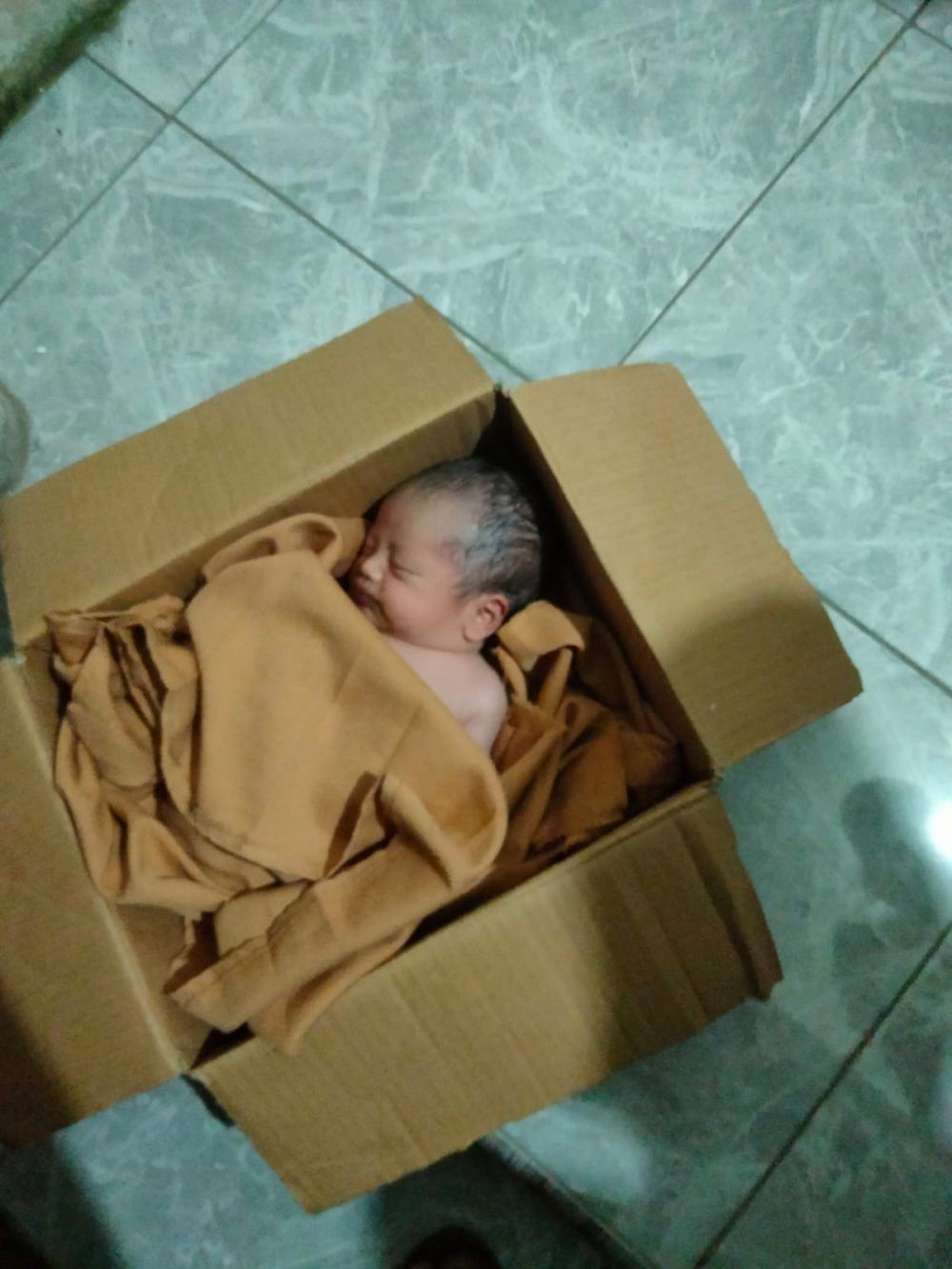 Pulang Tarawih, Warga di Kediri Temukan Bayi di Teras Rumah