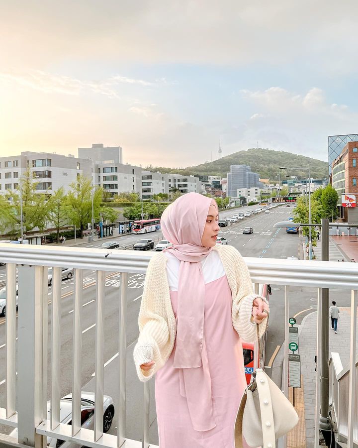 4 Atasan untuk Lengkapi Sleeveless Dress, Jadi Lebih Hijab Friendly!