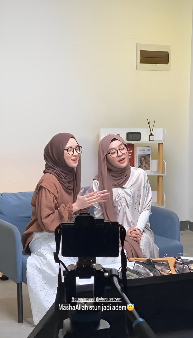Bak Kembar, 7 Potret Eca Aura Tampil Pakai Hijab Bareng Nissa Sabyan