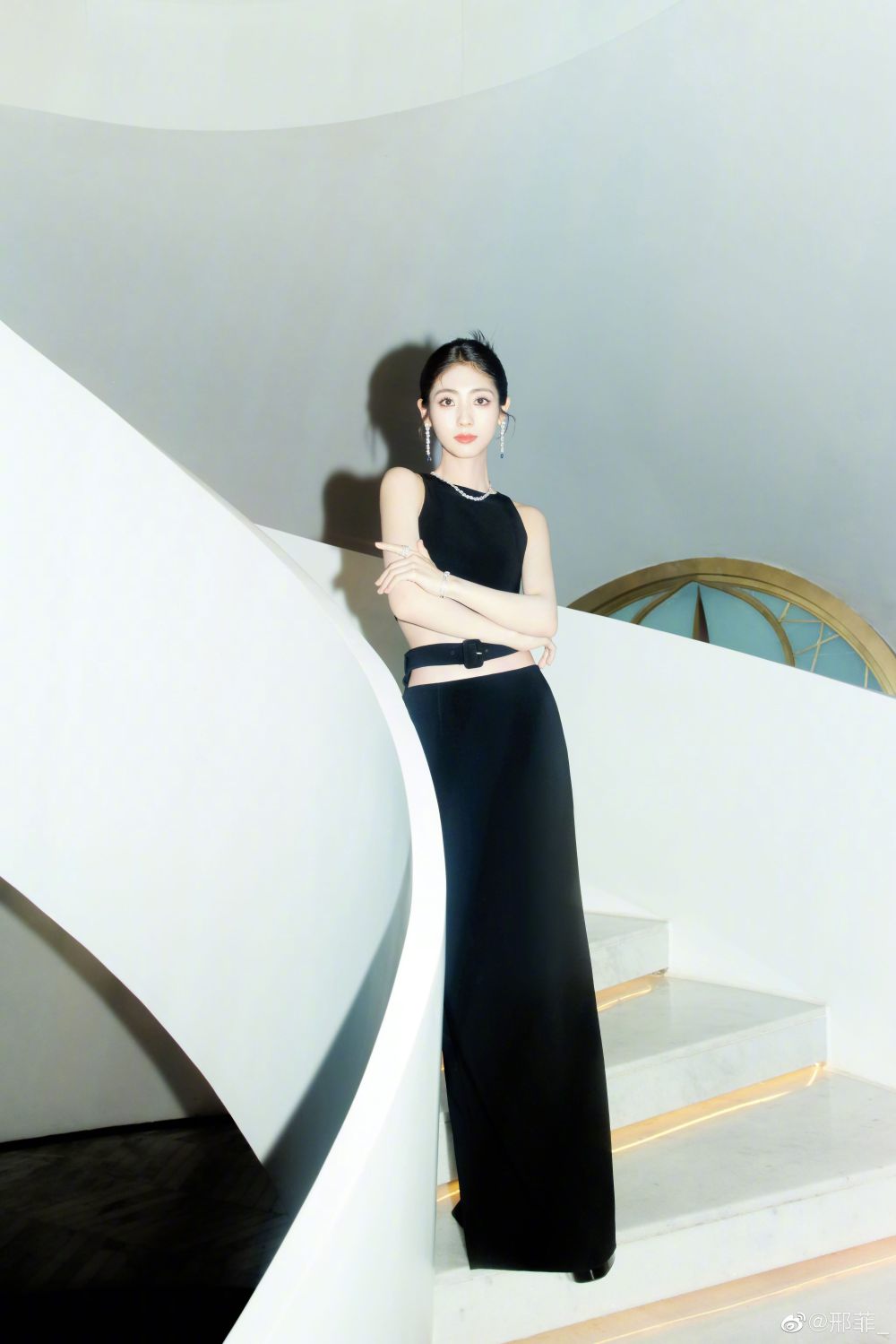 7 Outfit Hitam ala Artis China Xing Fei yang Chic dan Manawan