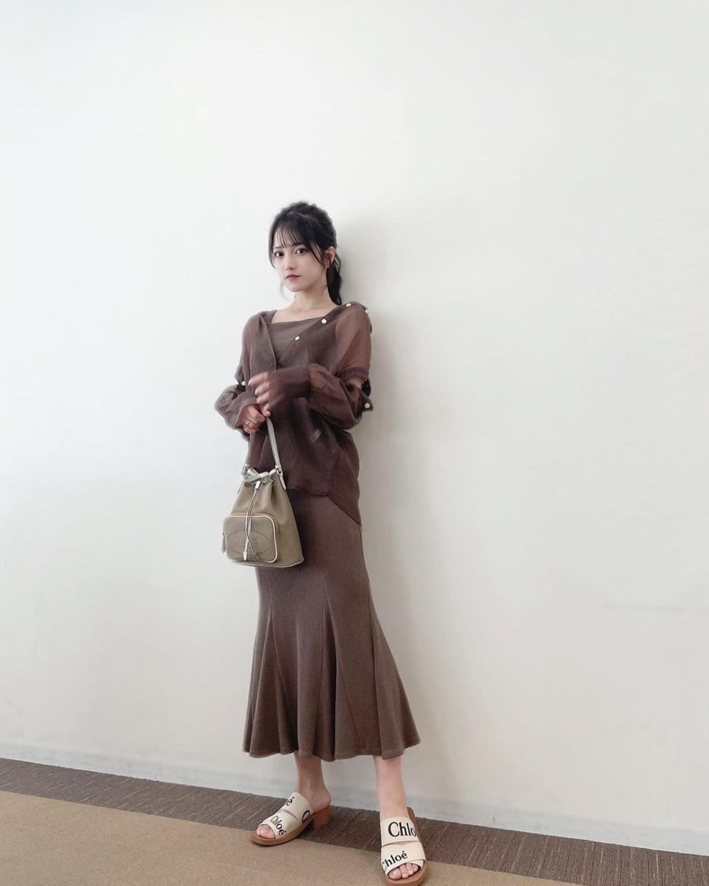 7 Inspirasi Outfit Nongkrong di Kafe ala Miharu Mori, Menawan!