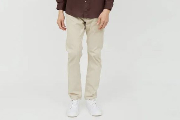 4 Pilihan Warna Baju yang Pas Dipadukan dengan Celana Khaki