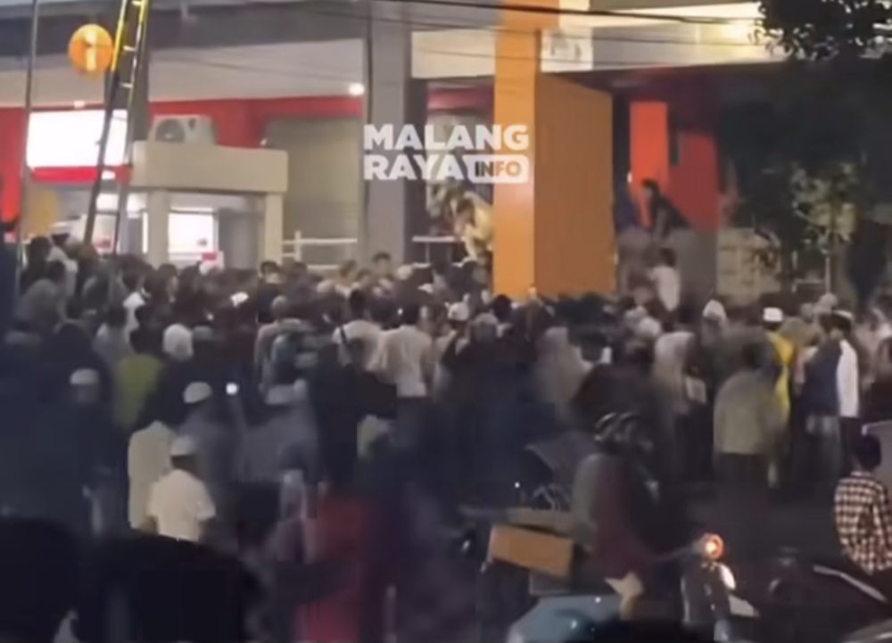 Viral Ricuh saat Malam Lailatul Qadar di Alun-alun Merdeka Malang