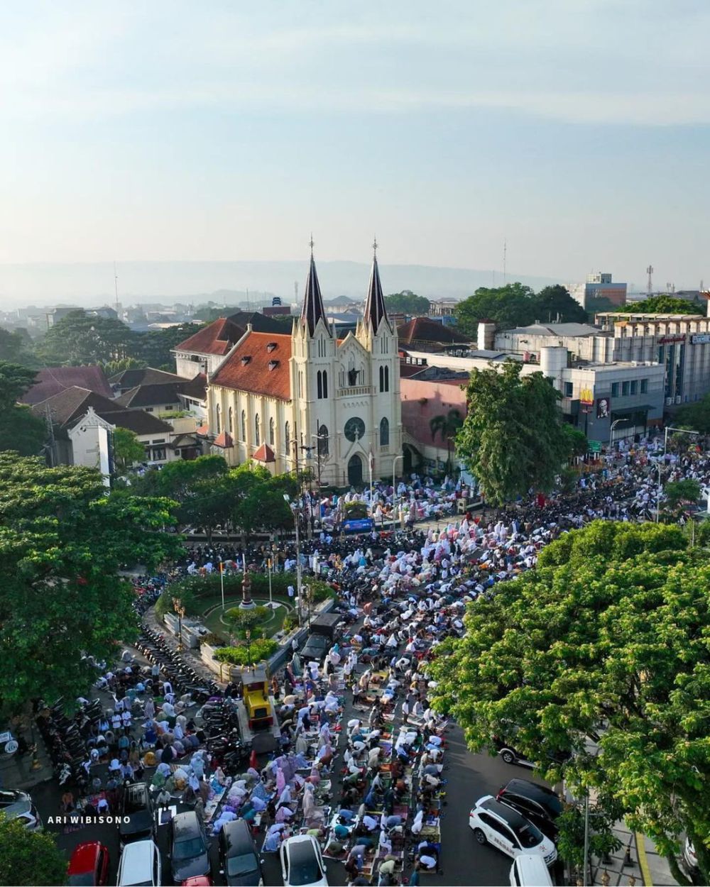 Potret Toleransi, Jamaah Salat Id di Kota Malang Meluber ke Gereja