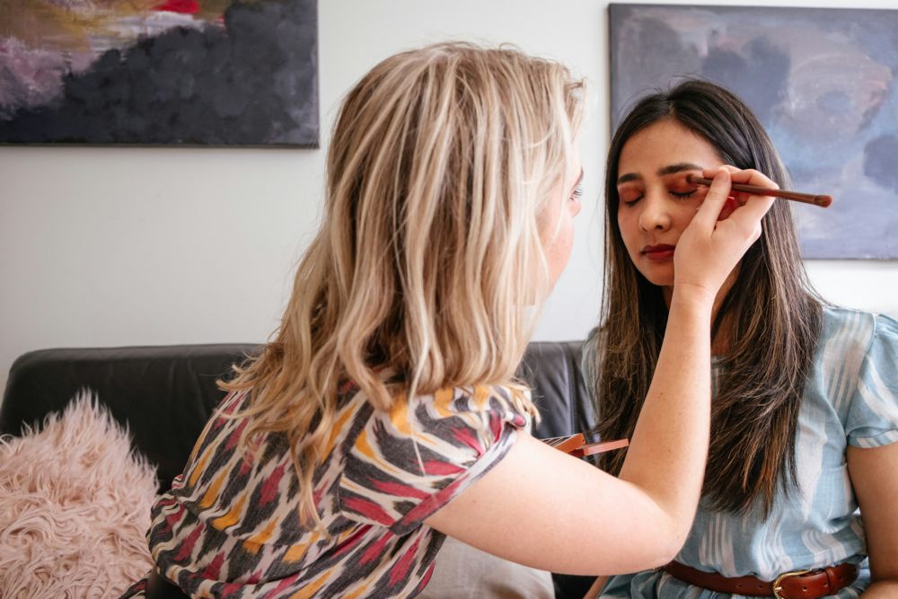 4 Risiko Menggunakan Makeup Berbahan Keras, Picu Masalah pada Wajah!