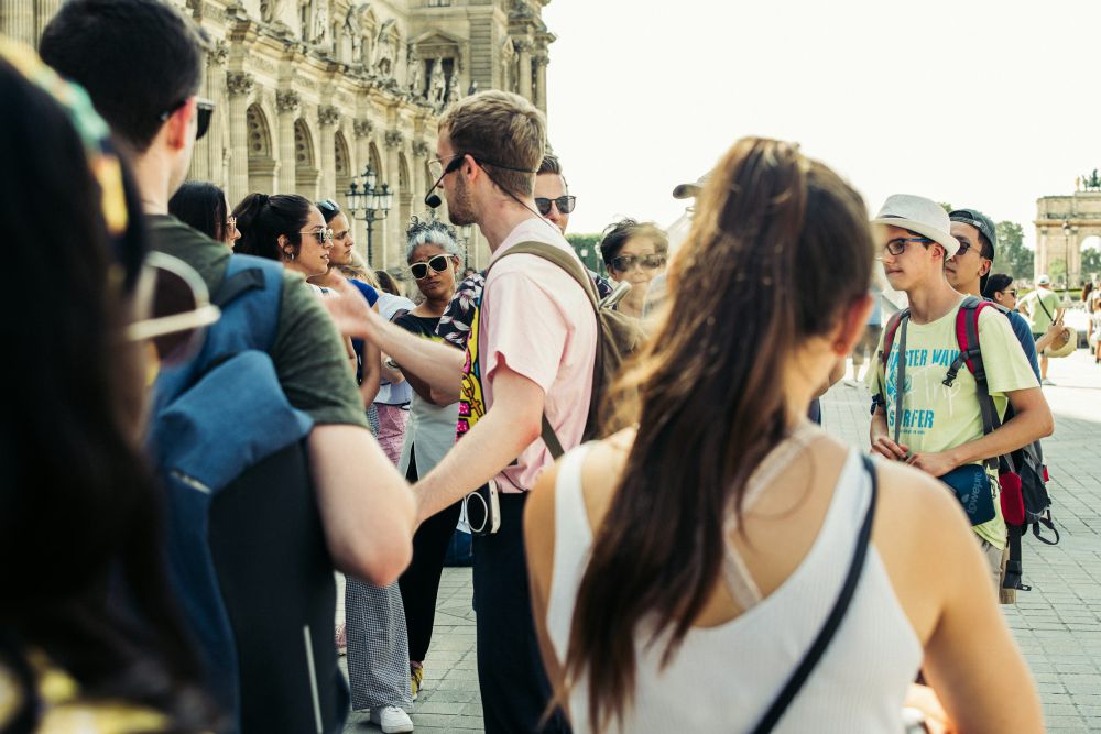 5 Tips Menjadi Tour Guide yang Terpercaya, Harus Memandu dengan Baik!