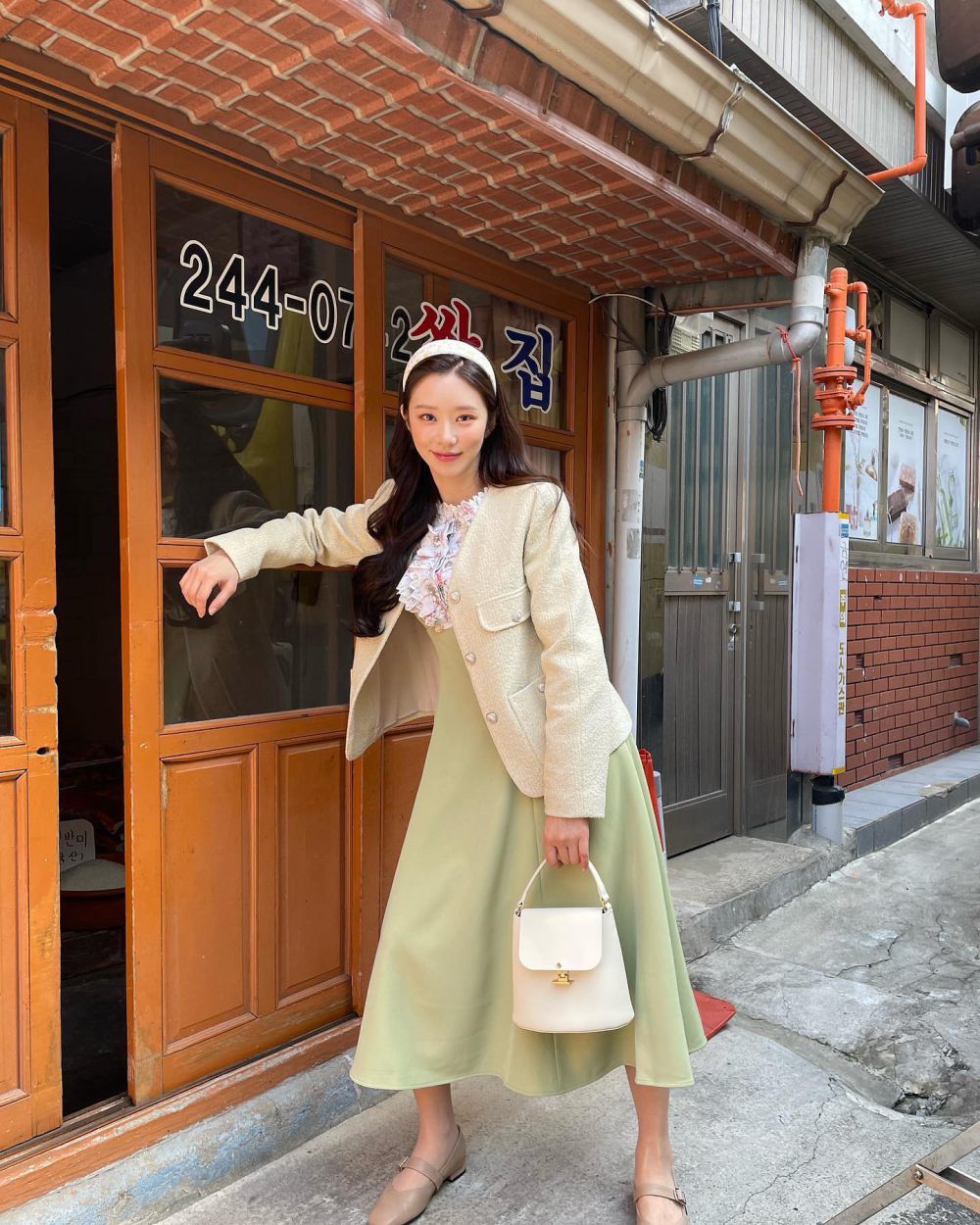 7 OOTD Style Girly Minimalis ala Aktris Lee Joo Bin Queen of Tears