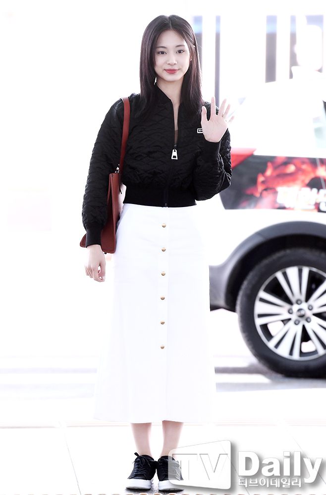 10 Padu Padan Outfit Putih ala Idol Cewek Korea, Super Chic!