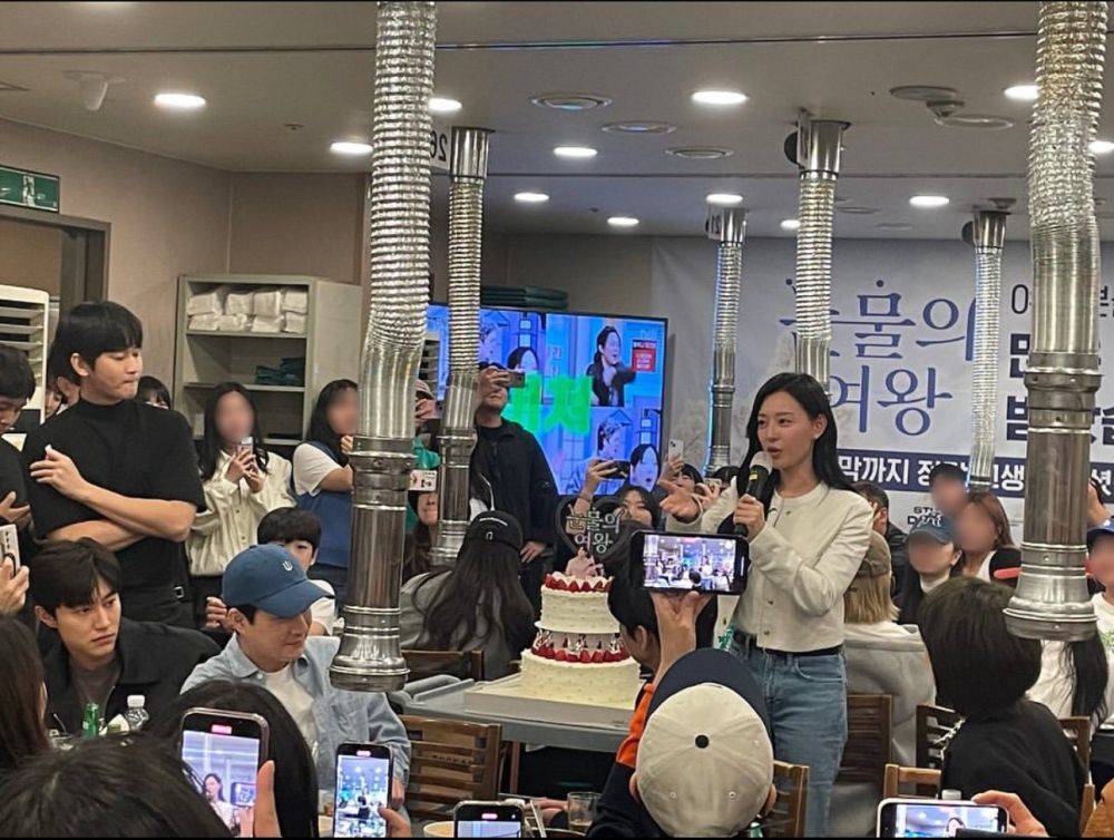 7 Portraits of the Wrap Up Party Queen of Tears, Duo Kim Cuts Cake Together!