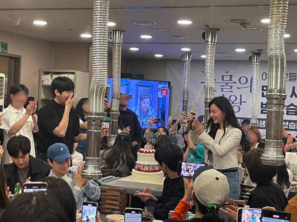 7 Portraits of the Wrap Up Party Queen of Tears, Duo Kim Cuts Cake Together!