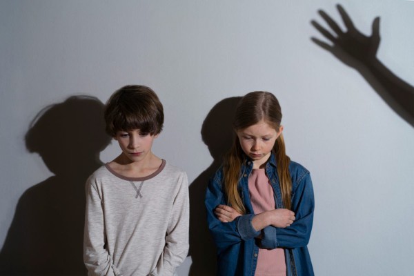 5 Alasan Orangtua Gak Boleh Menghukum Anak dengan Cara Memukul
