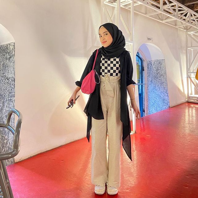 9 Ide Outfit Hijab Motif Kotak-Kotak ala Raihana Nusaibah, Modis!