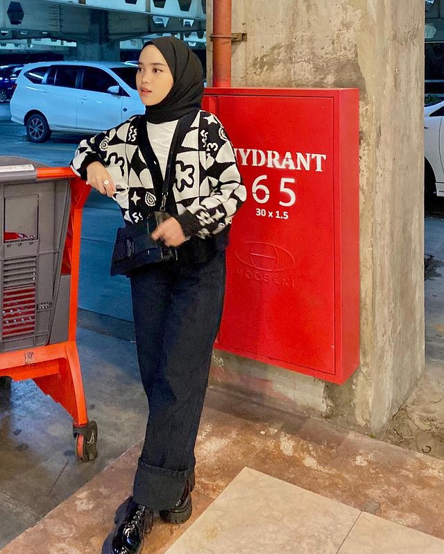 10 Ide Outfit Hijab Monokrom ala Raihana Nusaibah, Kasual Abis!