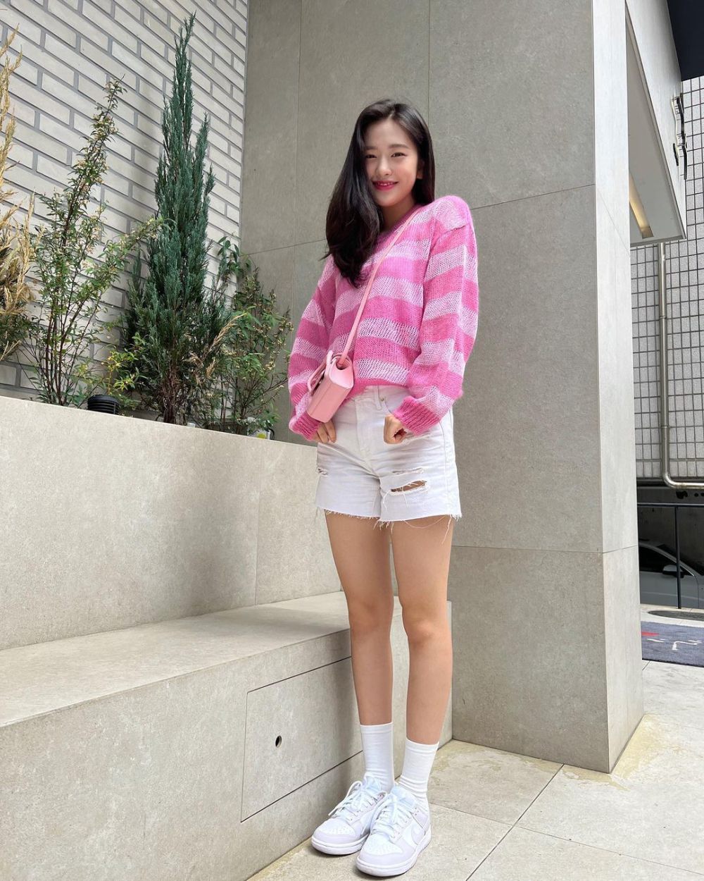 8 Inspirasi Outfit Hangout ala Yujin IVE, Colorful nan Stylist!