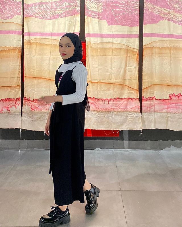10 Ide Outfit Hijab Monokrom ala Raihana Nusaibah, Kasual Abis!