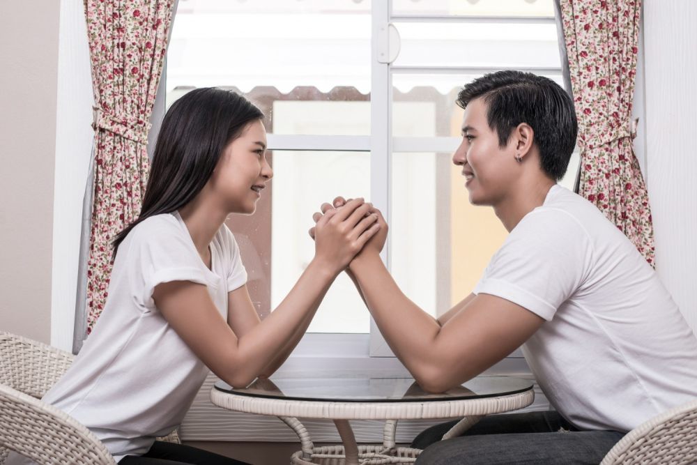 5 Keuntungan Punya Pasangan Serasa Teman, Bikin Santai Tapi Romantis!