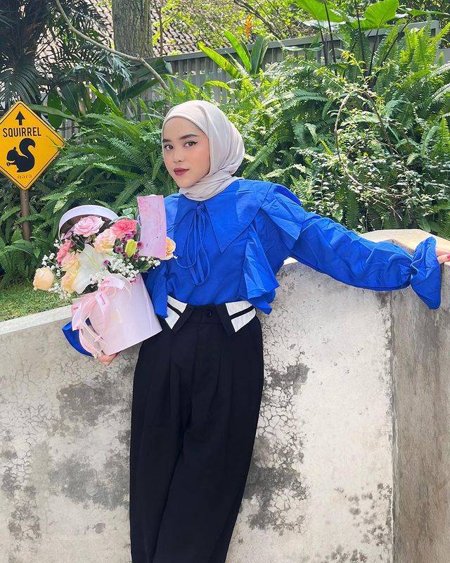 9 Ide OOTD Hijab Nuansa Biru Ala Raihana Nusaibah, Stunning!