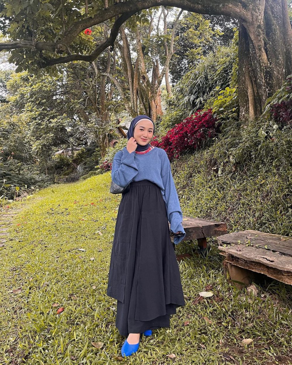 7 OOTD Hijab Nuansa Biru ala Thafanya Sabila, Tampil Elegan
