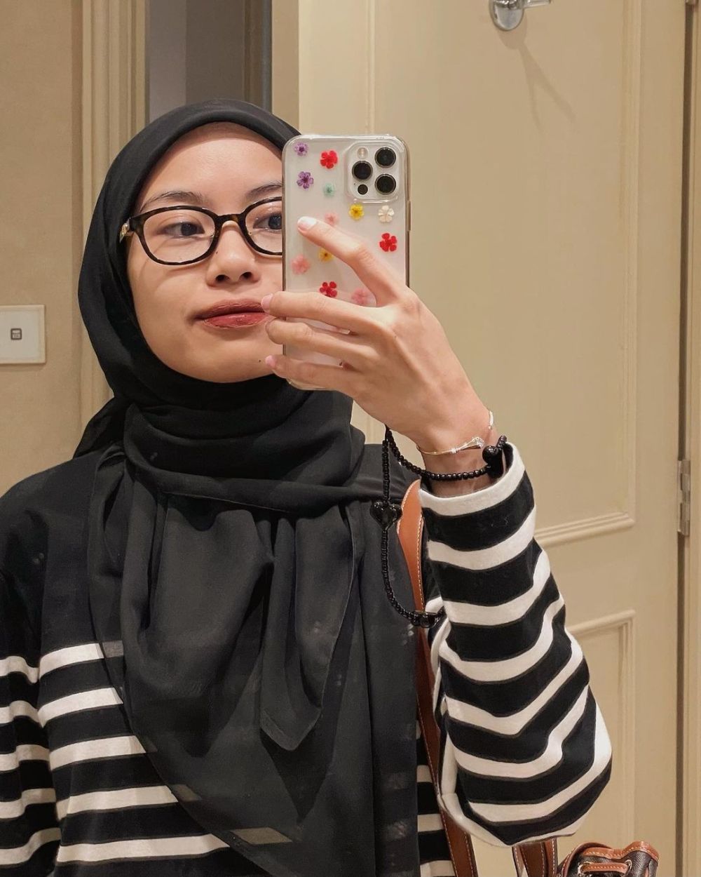 6 Inspirasi Style Hijab Segi Empat ala Tsana, Kasual dan Elegan!