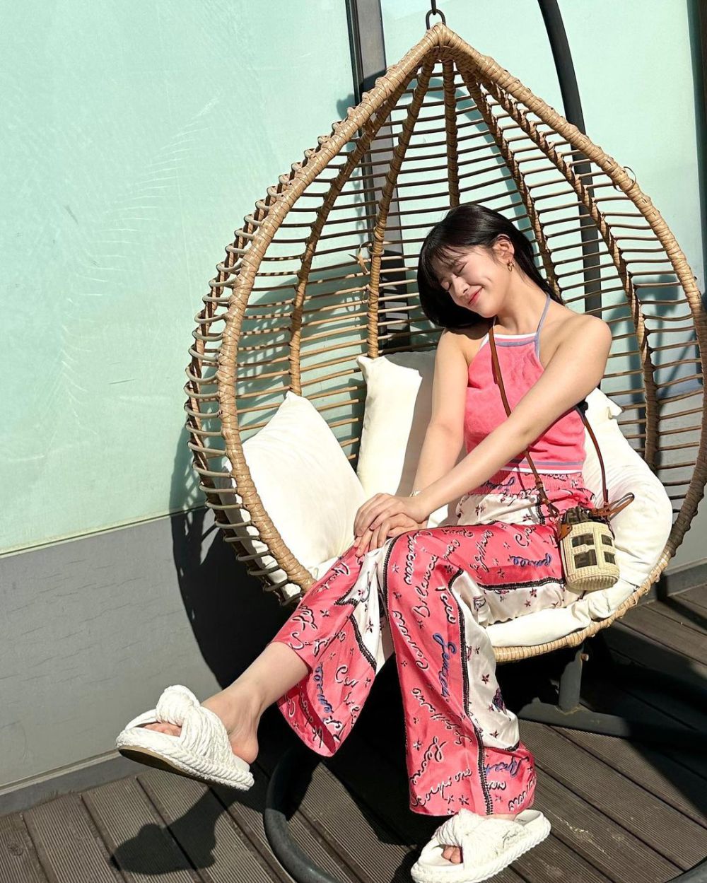 8 Inspirasi Outfit Hangout ala Yujin IVE, Colorful nan Stylist!