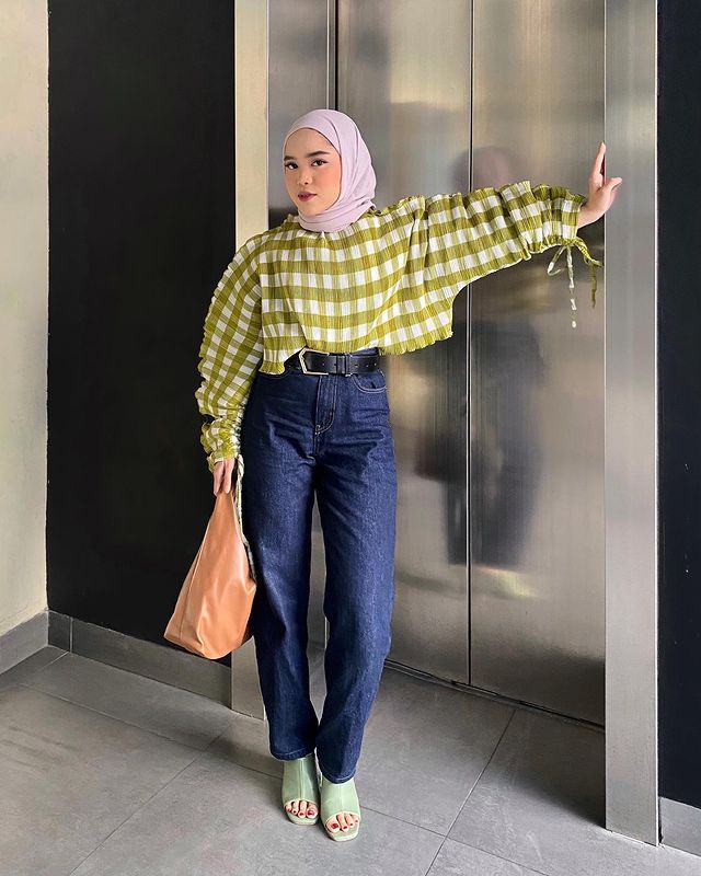 9 Ide Outfit Hijab Motif Kotak-Kotak ala Raihana Nusaibah, Modis!