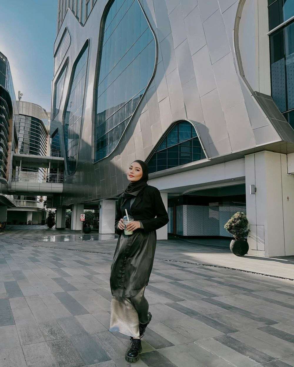 7 Ide Padu Padan Outfit Smart Casual Hijab, Stylish Abis!