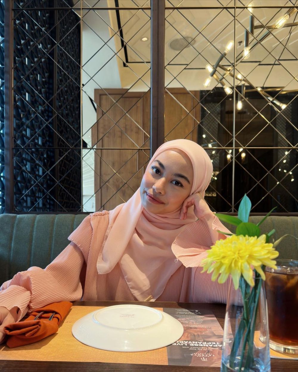 6 Inspirasi Style Hijab Segi Empat ala Tsana, Kasual dan Elegan!