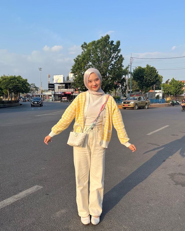 8 Ide Mix and Match Outfit Nuansa Kuning yang Fresh ala Siska Amera