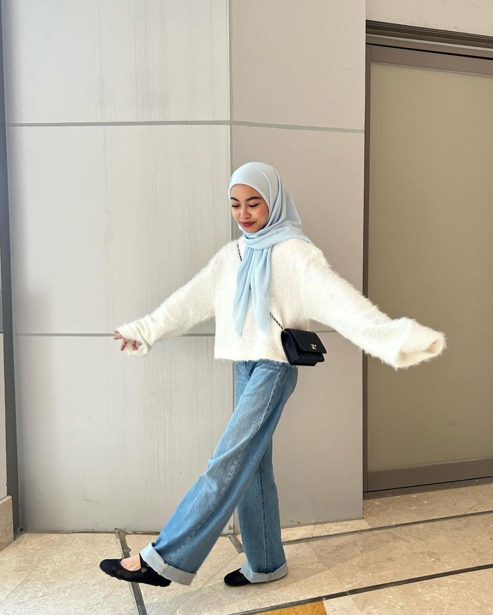 6 Inspirasi Style Hijab Segi Empat ala Tsana, Kasual dan Elegan!