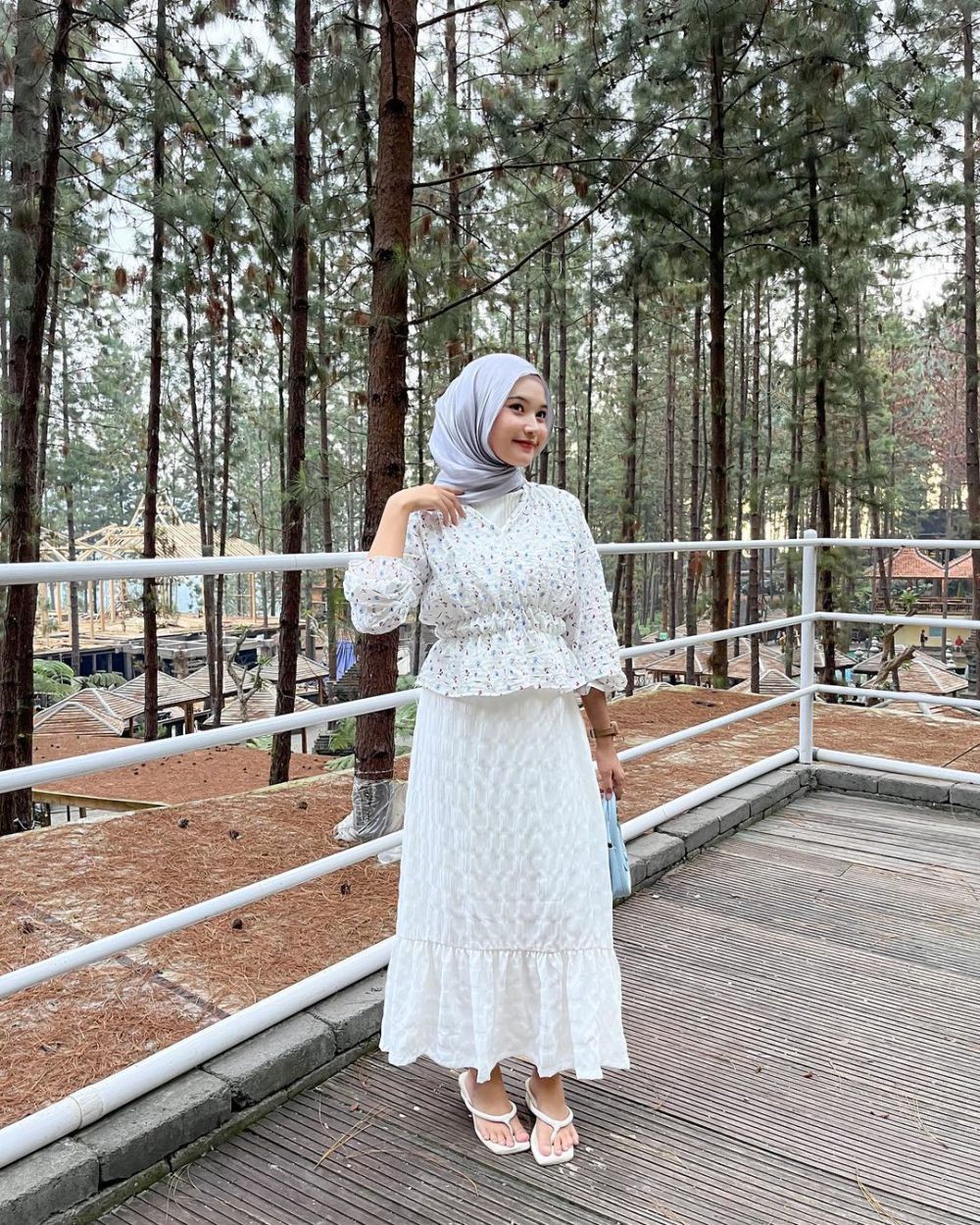 8 OOTD Hijab Nuansa Putih ala Siska Amera, Anggun Banget!