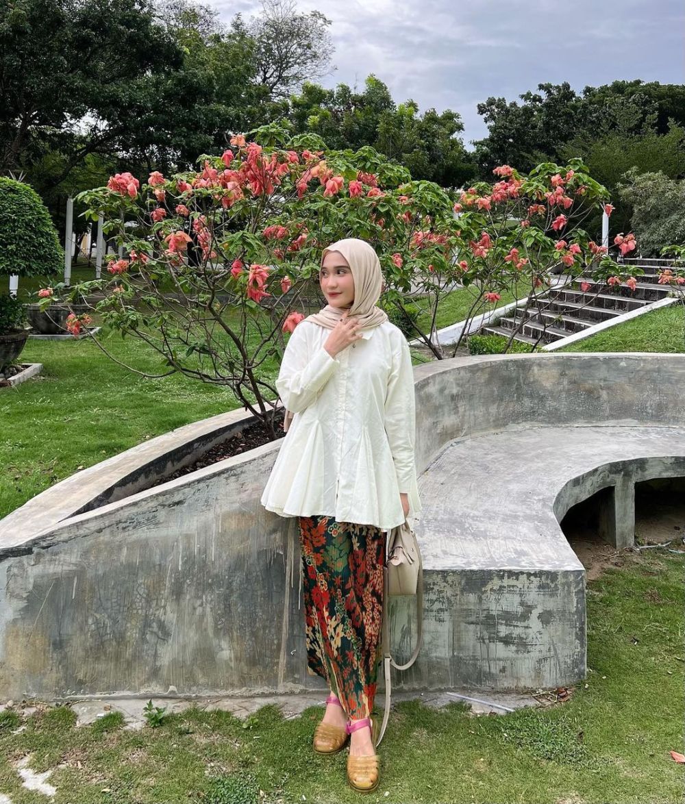 9 Ide Outfit Feminim dengan Setelan Skirt Motif ala Indah Sundari