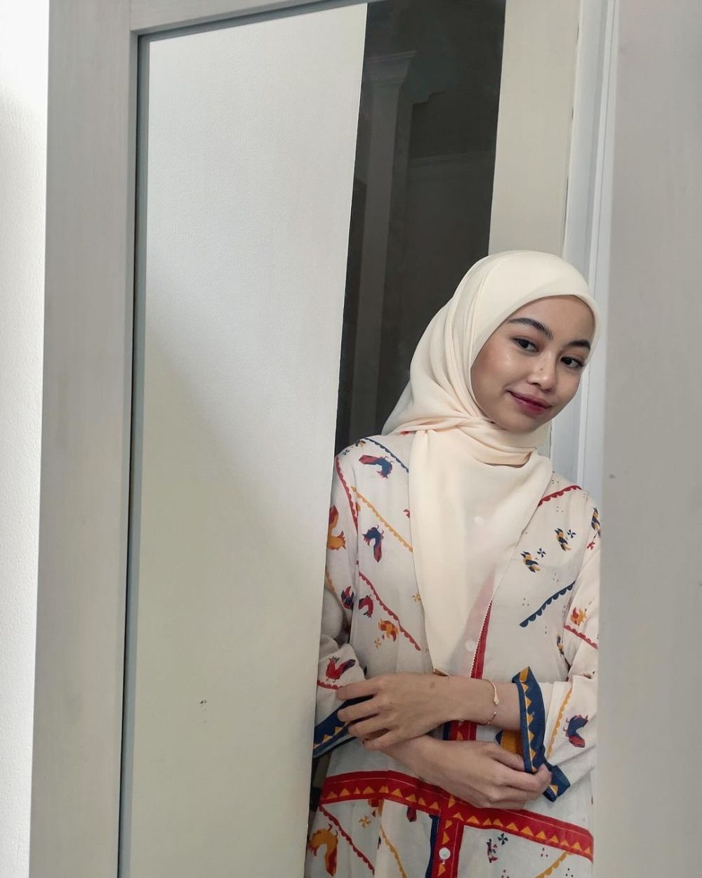 6 Inspirasi Style Hijab Segi Empat ala Tsana, Kasual dan Elegan!