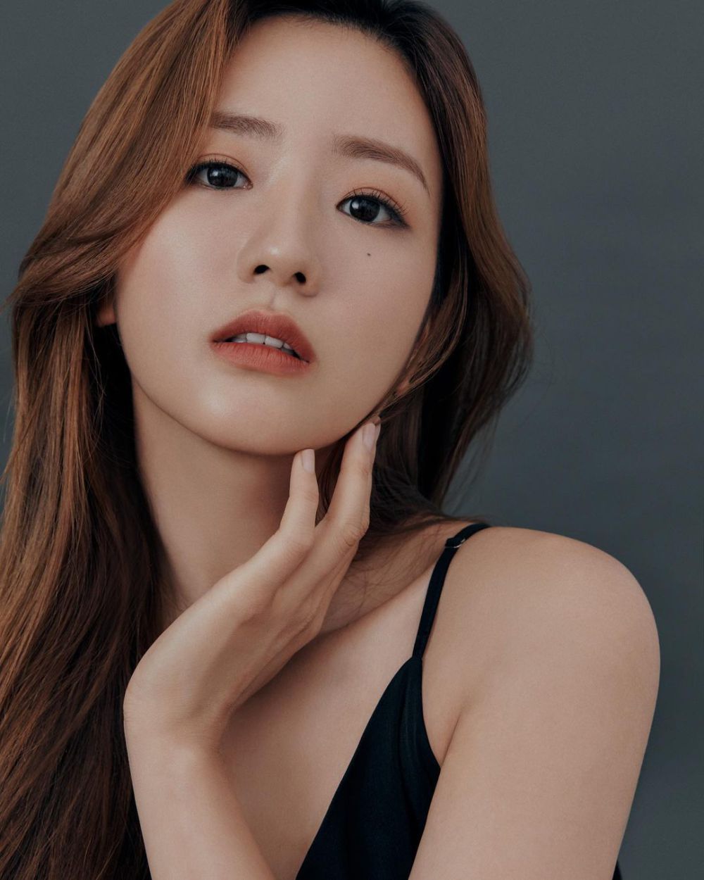 10 Inspirasi Makeup Yoon Bomi Apink, Natural hingga Glamor!